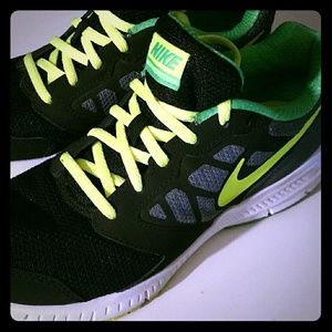 Nike Downshifter 6 Youth Athletic Sneakers EUC